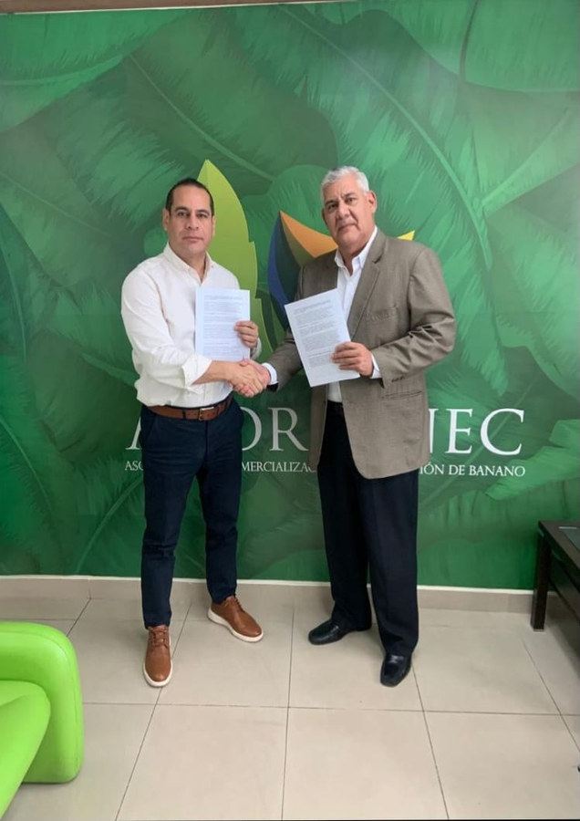 Representantes de DELBAL y Acorbanec con el convenio firmado